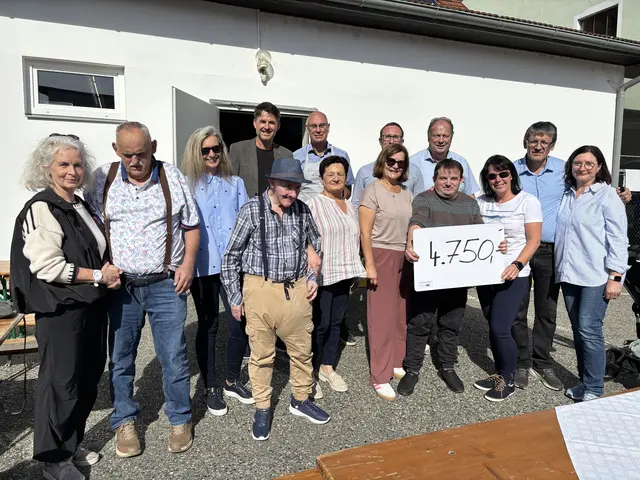 Veranstalter und Spender freuten sich über die rekordverdächtige Summe von 4.750 Euro, die an das Elisabeth-Heim in Jennersdorf geht.  | Foto: Elisabeth Kloiber