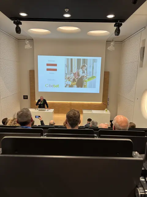 Bei der Firma "Bebat" in Tienen erhielten die heimischen Experten Einblicke in das Batterie-Recycling. | Foto: MeinBezirk/Raphael Mayr