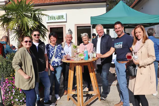 Gefeiert wurde die Eröffnung mit edlen Weinen, aber auch Sturm aus der Produktion Thünauer, sowie Aufstrichen, Brot und Kastanien - in der Vinothek und davor am sonnigen Kirchplatz. | Foto: Edith Ertl