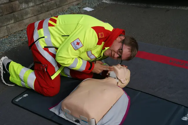 Patrik Weber demonstrierte an einer Puppe "Erste Hilfe" | Foto: Anna Maria Kaufmann