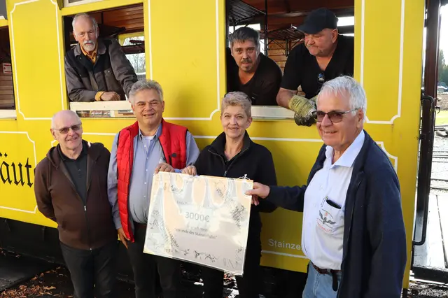 3.000 Euro von Zugwirtin Tatjana Schuster an den Verein Freunde der Stainzer Bahn mit Obmann Franz Zettl (re) | Foto: Gerhard Langmann