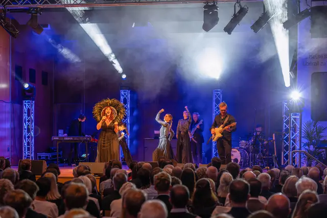 Musikalische Grüße aus dem Allgäu: Das Festspielhaus Neuschwanstein schickte Solisten, Tänzer und Band zum Jubiläum. | Foto: Plansee/Rolf Marke