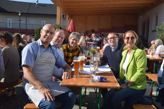 Werner Blohmann konnte unter anderem Bürgermeister Josef Korpitsch, Lenzing-Chef Bernd Zauner, Vizebürgermeister Michael Glantschnig und die Neuhauser Bürgermeisterin Monika Pock (von links) beim Benefiz-Weißwurst-Essen in Mogersdorf begrüßen | Foto: Elisabeth Kloiber