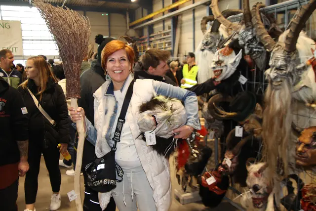 Auch Edith stattete sich für ihre Auftritte in Bürmoos aus.