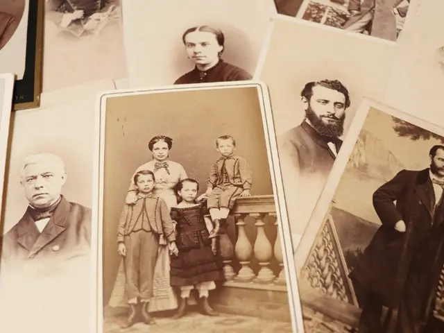 Eeine Schachtel mit alten Fotografien, Schriftstücken sind oft der Ausgangspunkt, um sich mit seinen Vorfahren zu beschäftigen.