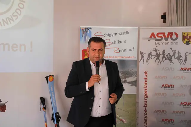 Bürgermeister Stefan Laimer dankte dem Vorstand für die vorbildliche Arbeit - für die Kinder sind Vereine die Basis aufs Leben. | Foto: Peter Seper