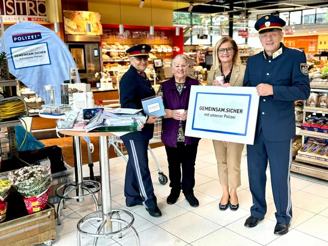 Polizeibeamtin Gertrude Günther (l.) und Polizeikommandant Chefinspektor Harald Bauernhofer (3.v.r.) mit Bürgermeisterin Susanne Kaltenegger (3.v.l.) beim gemütlichen Kaffee-Plausch mit Bürgern im Brucker Eurospar. | Foto: Stadt Bruck/Stefanie Gleixner