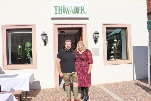 Georg und Anna Thünauer vor ihrer Vinothek am Kirchplatz in Fernitz.  | Foto: Edith Ertl