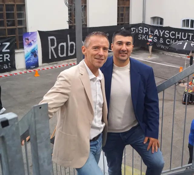 AK-Präsident Peter Eder mit Tarik Asil im Innenhof der Saline. | Foto: Josef Wind