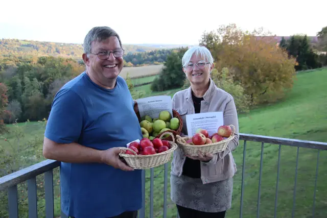 Hans Striemitzer und Brigitte Gerger von der Wieseninitiative machen Burgauberg 13 Tage zum Zentrum des Streuobstes. | Foto: Foto: Wurglits