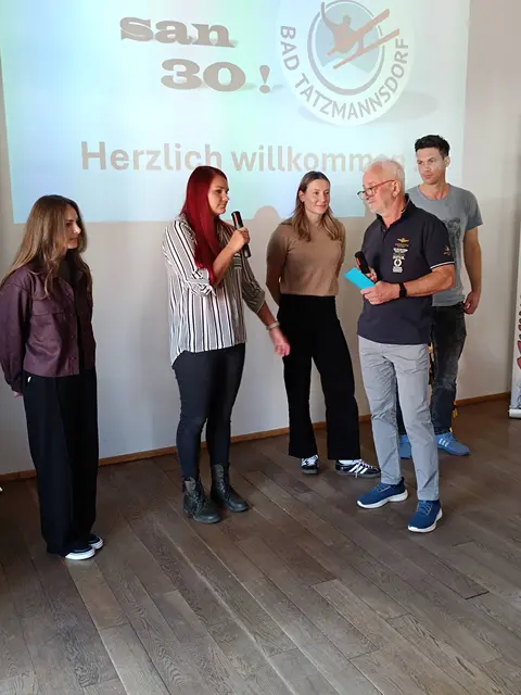 Hans Gschwandtner im Gespräch mit den erfolgreichen Sportlerinnen. | Foto: Peter Seper