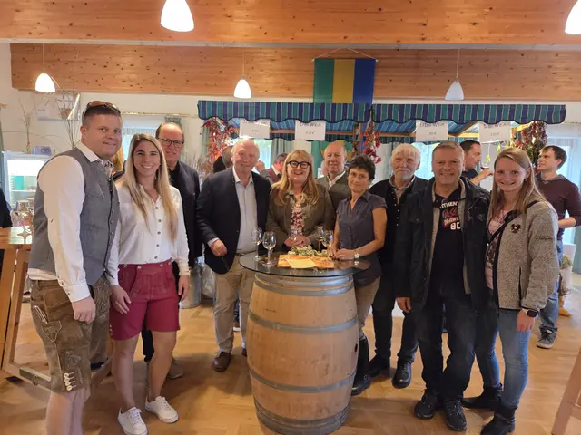 V.l.: GR Wolfgang Hainfellner,  Lara Hainfellner,  Bürgermeister a.D. Johann Gneihs, Bürgermeister a.D. Herbert Osterbauer, Bürgermeisterin Klaudia Osztovics, Bürgermeister Johann Hainfellner, GR Brigitte Moser, Klaus Böhmer, GR Alfred Schlager, GR Cornelia Schlager. | Foto: privat