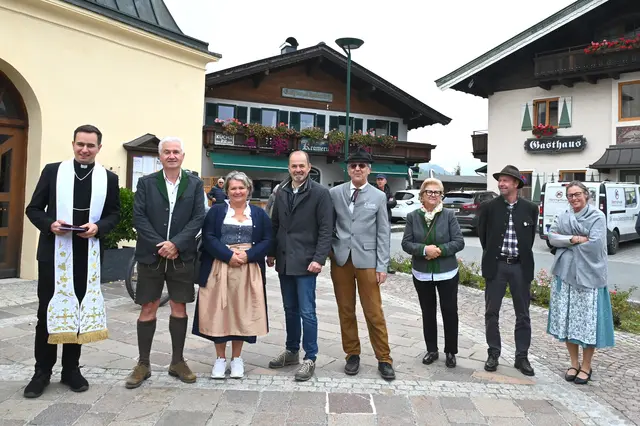 Kooperator Johannes Lackner, Vize-Bürgermeister Hannes Waltl, Obfrau Ländliche Reiter und Fahrer Tirol Sabine Stöckl, Josef Hechenberger, Reinhard Gamper (TVB Oberndorf), Fahnengod Christl Lindner Peter Wörgartner und Fahnengod Susi Berger. 