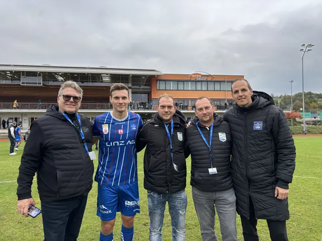 Am Foto von links Ewald Hofer, Blau-Weiß Linz-Spieler Manuel Maranda, Tsv St. Georgen-Sektionsleiter Michael Steininger, Markus Hoffmann und Blau-Weiß Linz-Sportkoordinator Ronald Riepl. | Foto: MeinBezirk Perg/Köck