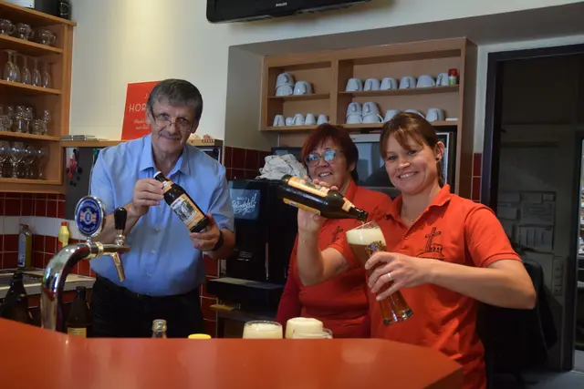 Wurde im Stüberl vom Nah-und-Frisch-Team Weißbier ausgeschenkt.  | Foto: Elisabeth Kloiber