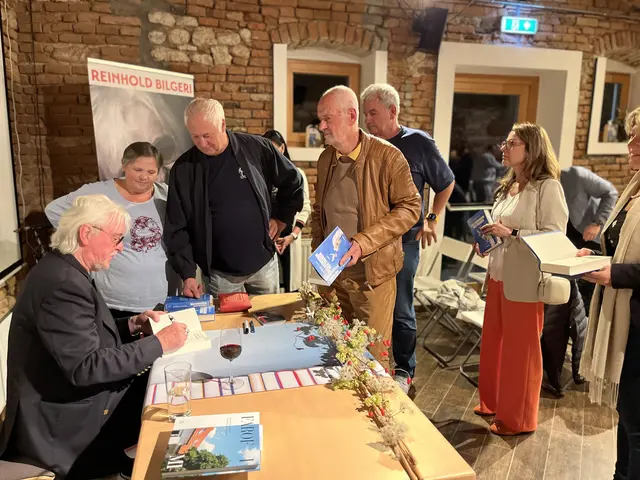 Bilgeri signierte seinen neuen Roman | Foto: Gesa Buzanich