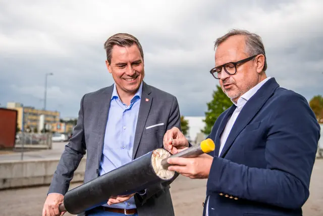 Effiziente Rohrleitungen: mit isolierten Fernwärmeleitungen wurden die beiden Einzelnetze zu einem gemeinsamen Naturwärmenetz ausgebaut. Bürgermeister Christoph Kaufmann und EVN Wärme Geschäftsführer Alfred Freunschlag. | Foto: Lukas Aigelsreither / EVN