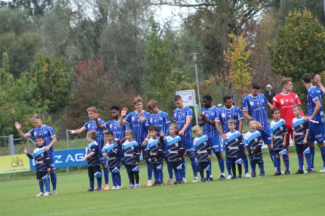 Blau-Weiß mit Einlaufkids | Foto: MeinBezirk Perg/Köck