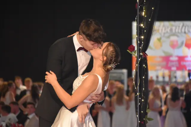 Ein Kuss für die Ewigkeit - am Maturaball | Foto: Michael Strini