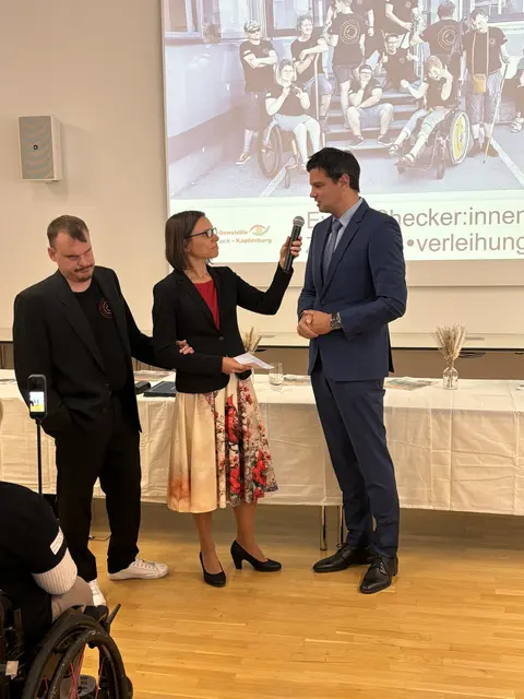 Soziallandesrat Hannes Amesbauer im Gespräch mit Gerlinde Kohlroser. | Foto: MeinBezirk/Angelika Kern