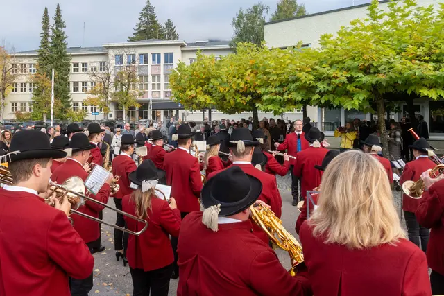 Auch die Plansee-Werksmusik spielte auf: Sie begrüßte die Gäste vor dem Walter-Schwarzkopf-Saal musikalisch. | Foto: Plansee/Rolf Marke