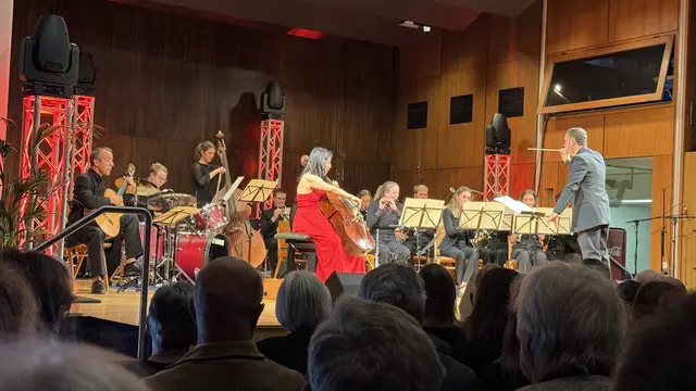 Das Jugendblasorchester Marktoberdorf mit Solistin Hyun-Jung Berger unter der Leitung von Thomas Wieser. | Foto: MeinBezirk/Günther Reichel