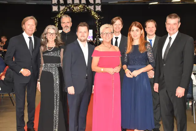 Ehrengäste am Ball: Bürgermeister Kurt Maczek, Abteilungsvorständin Ulrike Hartler, Klassenvorstand Leonhard Schmid, Vizebürgermeister Adrian Kubat, Landtagsabgeordnete Doris Prohaska, Klassenvorstand Benjamin Sasdi, Vizebürgermeisterin Landtagsabgeordnete Carina Laschober-Luif, Klassenvorstand Wolfgang Leeb und Direktor Wilfried Lercher | Foto: Michael Strini