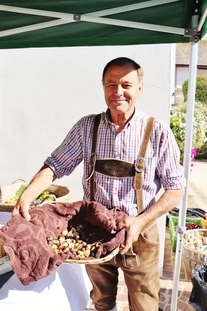 Vater Hans Thünauer hat fünf Jahrzehnte Erfahrung an der Weinbauschule Silberberg. Zur Eröffnung war der Papa aber für die Kastanien zuständig.  | Foto: Edith Ertl