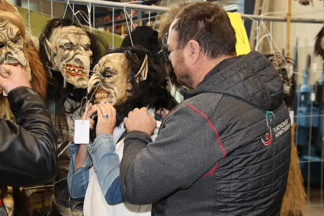 Obmann Erwin Eder der Flachgauer Heimatvereine half mit.