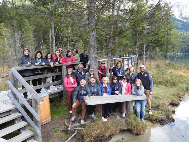 Gut gelaunte Mitglieder der Heimatbühne Kirchdorf bei ihrem Südtirol-Ausflug am Ufer des idyllischen Antholzer Sees 