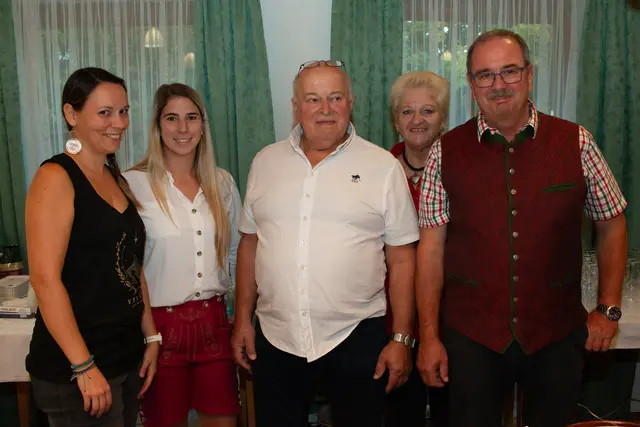 Für das Wohl der Gäste sorgten Corinna Abseher, Lara Hainfellner, Franz Riegler, Annemarie und Herbert Heissenberger (v.l.:) | Foto: er