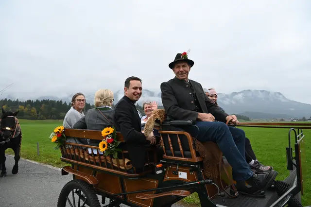 Obmann Hans-Peter Angerlechner mit einem Teil der Ehrengäste. 