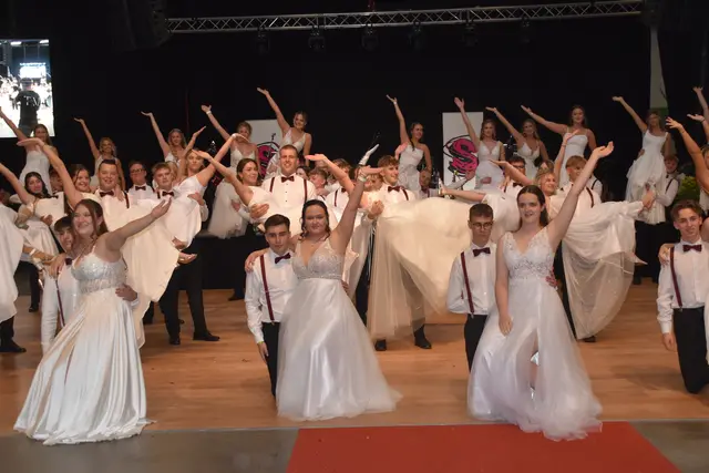 Eine wunderbare Polonaise eröffnete den Maturaball der Bautechnik-Abteilung der HTL Pinkafeld. | Foto: Michael Strini