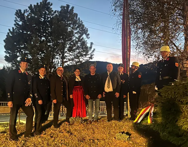 Kommandant OBI Bernhard Zeiner (links), Gerald Grebenjak , Elisabeth Kollitsch, Harald Tellian, Stefan Riepl (3,4,5. u. 6. vo li)