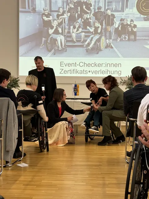 Anita Schadl (im Rollstuhl) zog ein abschließendes Resümee über das Projekt. | Foto: MeinBezirk/Angelika Kern