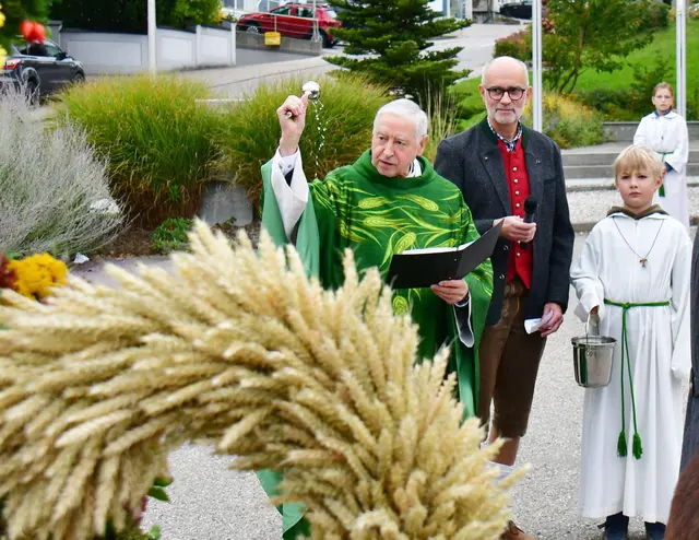 Kurat Mag. Konrad Enzenhofer segnet die Erntekrone