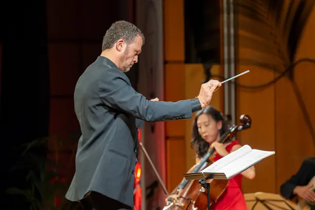 Thomas Wieser dirigierte das Jugendblasorchester Marktoberdorf. | Foto: Plansee/Rolf Marke