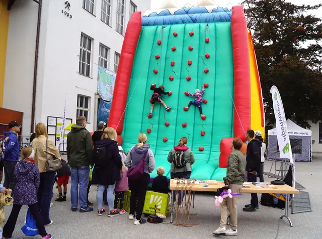 Waghalsige Kletterei auf der Kletterwand. | Foto: Josef Wind