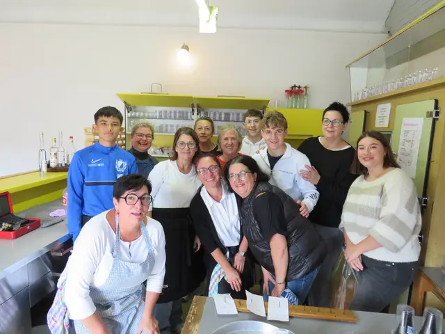 Zahlreiche freiwillige Helfer und Helferinnen machten das Benefiz-Sautanzessen erst möglich.  | Foto: Lena Palatin