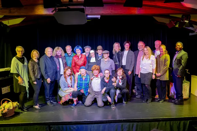 Das TAM-Ensemble mit Bezirkshauptfrau Manuela Herzog, Kulturstadträtin Maria Müller, Gemeinderat Salif Nikiema, Michael Wilczek (AKNÖ) und Willi Lehner (Leiter der Kulturvernetzung Waldviertel) | Foto: TAM