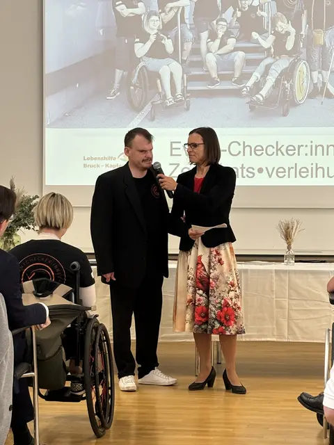 Mike Baldinger und Gerlinde Kohlroser begrüßten die Gäste in Doppel-Conference. | Foto: MeinBezirk/Angelika Kern