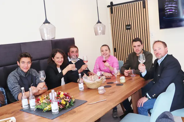 ein Blick in die Vinothek. Der edle Nussholz-Tisch lädt zum Verweilen ein.  | Foto: Edith Ertl