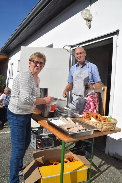 Während Werner Blohmann und Theresia Dax Weißwürste und Brezeln auftischten ... | Foto: Elisabeth Kloiber