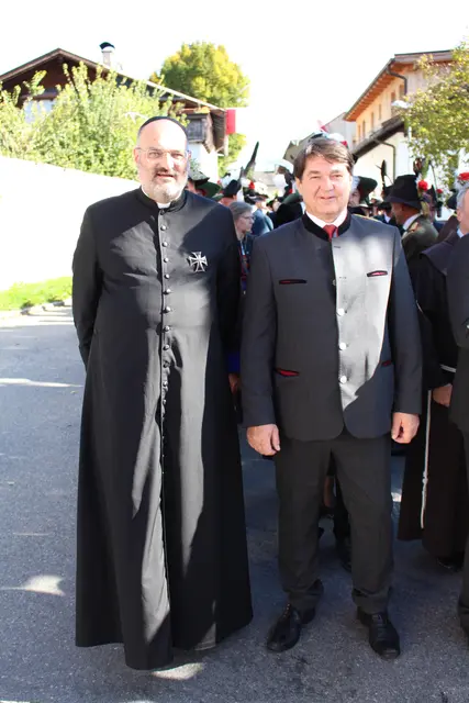 Prälat Cyrill Greiter mit Bgm Manfred Schafferer