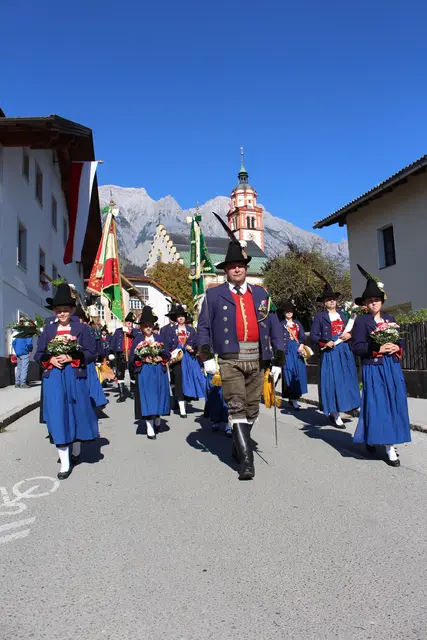Die Absamer Schützenkompanie mit Major Kurt Mayr führte den Bittgang durchs Dorf an.