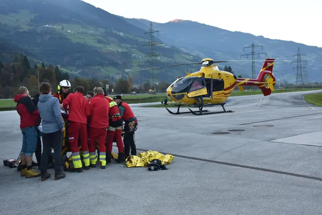 E-Bike-Unfall im Zillertal, der Fahrer musste mit dem Notarzthubschrauber in die Klinik gebracht werden. | Foto: zoom.tirol