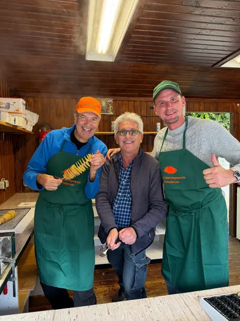  Die beliebten "Kolomani-Locken" fanden wieder reißenden Absatz beim Kolomani-Kellerfest in Eichenbrunn | Foto: VSV Eichenbrunn