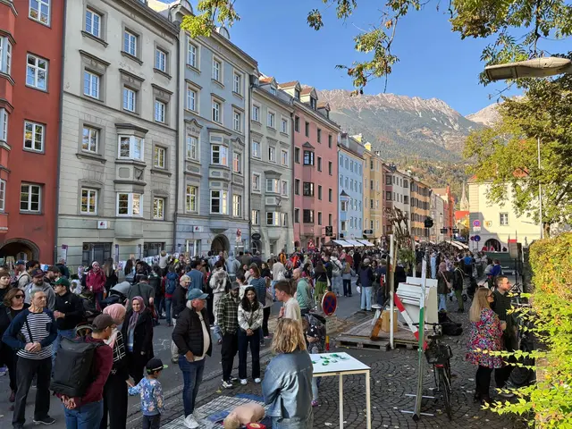 Das Stadtteilfest Anpruggen war mit dem besten Wetter gesegnet. Viele Besucherinnen und Besucher genossen das vielfältige Programm des Festes.  | Foto: Lucia Königer