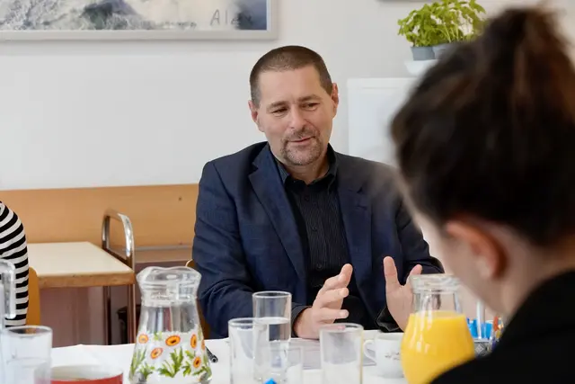 Christian Wetschka ist Vorstandsmitglied des gemeinnützigen VinziRast Vereins. Er gab Einblicke in die Arbeit des Vereins und in die Lebenswelten obdachloser Menschen | Foto: Yield/Lena Möller
