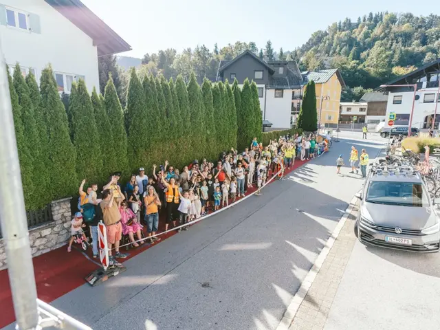 Über 150 Teilnehmende beim „Gehsteig-Rekord“ in der Kranebitterstraße. | Foto: Radstammtisch Völs